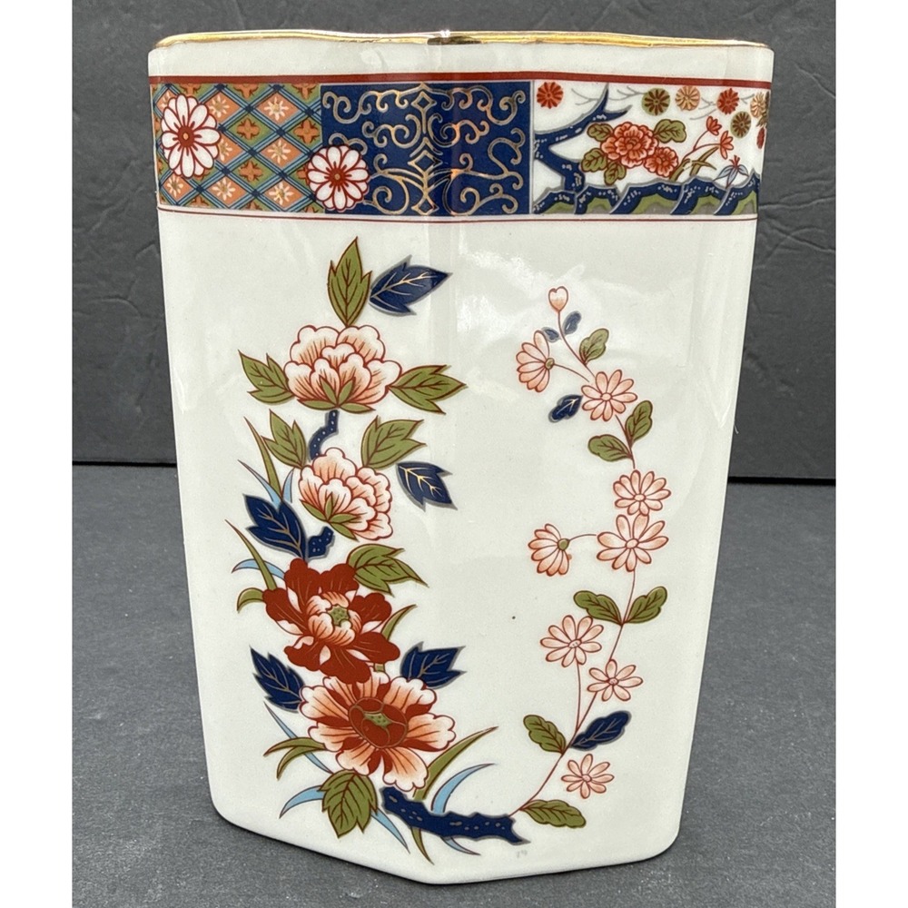 Vintage 7" X 4.5 Old Imari Japan Japanese Vase With Floral Pattern And Gold Trim